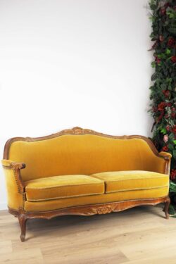 Sofa w stylu ludwikowskim