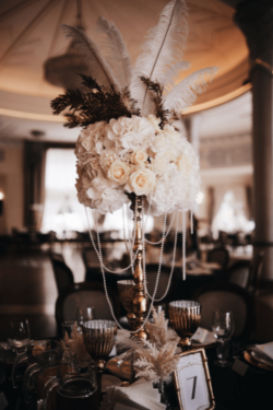 dekoracje-weselne-slubne-kwiaty-na-stole