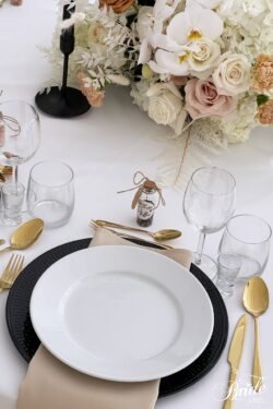 Dekoracja stoły weselnego ze złotymi sztućcami