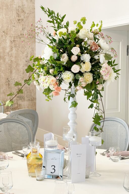 biale-stojaki-pod-kwiaty-dekoracje-kwiatowe-slub-wesele