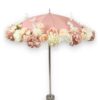 parasolka-rozowa-z-kwiatami-ozdobna-kompozycja-w-donicznce-bride-vibes-dekoracje-wypozyczalnia-dekoracji-slask