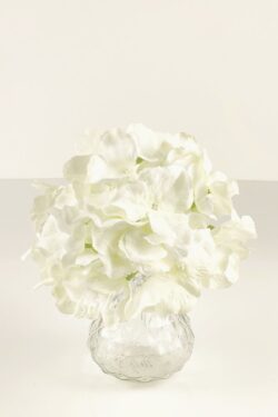 sztuczne-kwiaty-na-wynajem-bridevibes-biale-hortensje-wypozyczalnia-dekoracji