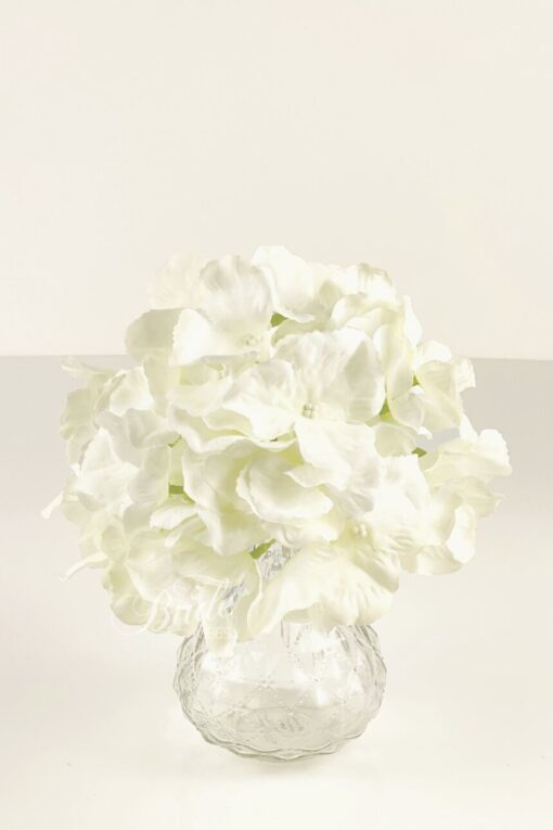 sztuczne-kwiaty-na-wynajem-bridevibes-biale-hortensje-wypozyczalnia-dekoracji