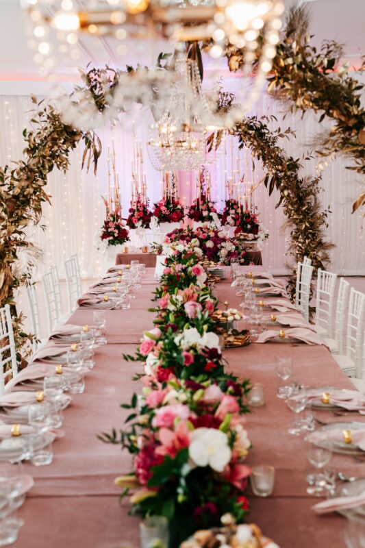 dlugi-stol-dekoracje-luki-zyrandole-kwiaty-wypozyczalnia-slask-bridevibes