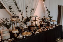 dekoracja slodkiego stolu srebrnymi paterami i czarnym obrusem