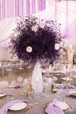 Kompozycje z suszonych kwiatów na dużych białych wazonach.