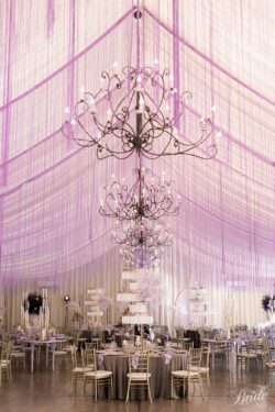 Podwieszenia na złotym okręgu na wesele w kolorze lila.