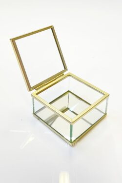 Złota szkatułka na obrączki z lustrem
